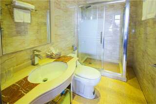 Гостиница Golden House Нижний Новгород Стандартный номер с кроватью размера "queen-size"-3